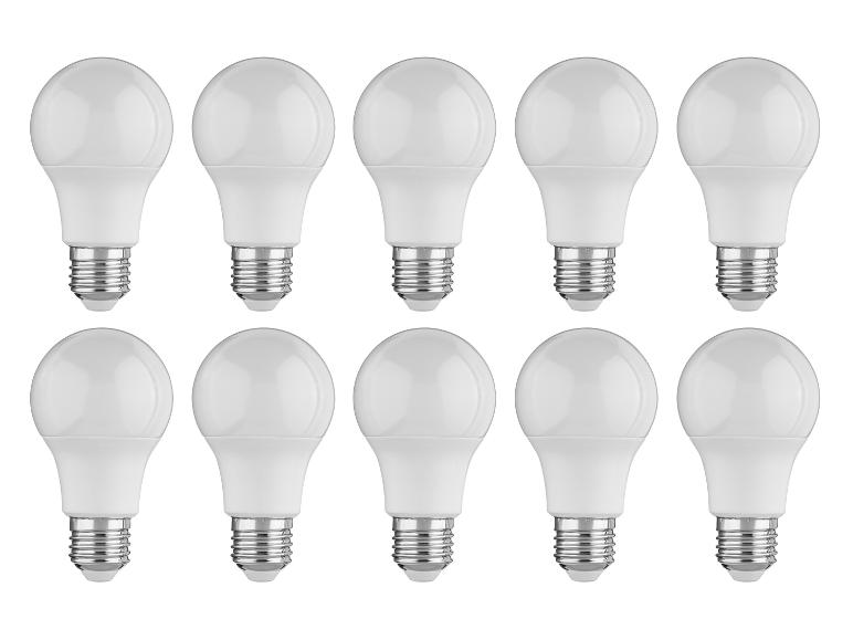 Zehn weiße LED-Glühbirnen, in zwei Reihen angeordnet, auf weißem Hintergrund