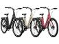 Drei E-Bikes in Schwarz, Beige und Rosa mit Schwalbe-Reifen.