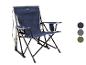 Ein blauer Campingstuhl mit integrierter Fußstütze.