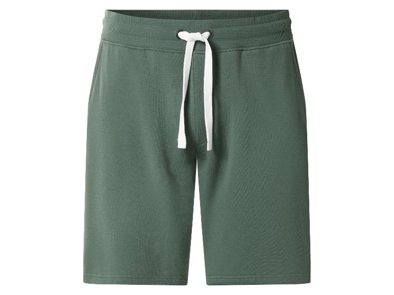 Grüne Sweatshorts mit weißem Kordelzug an der Taille.