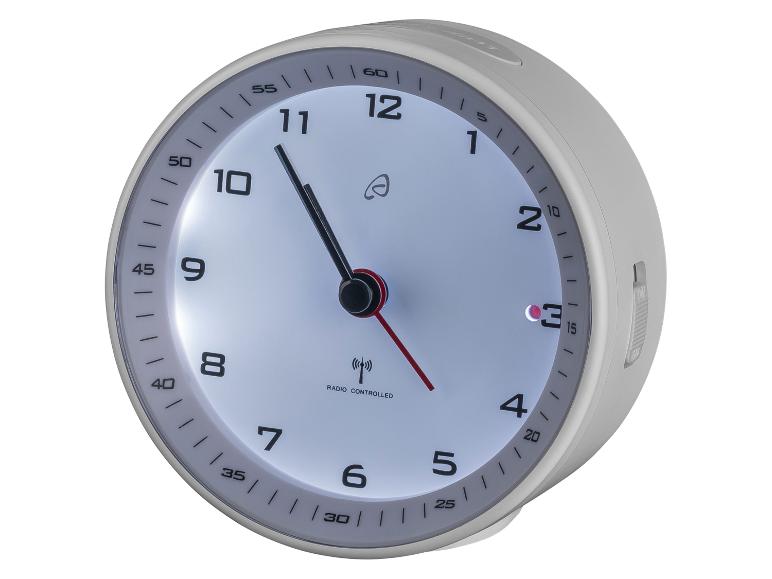 Eine weiße, radiogesteuerte Uhr mit einem roten Sekundenzeiger.