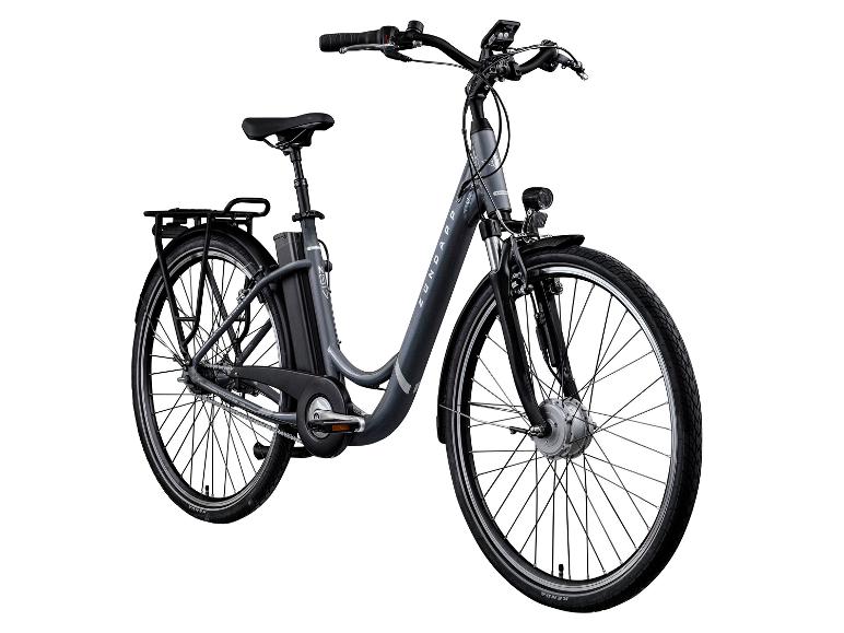 Graues E-Bike mit Gepäckträger und Lichtern, Vorderansicht.