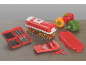 Roter Gemüseschneider mit gewürfelten Paprika, verschiedenen Klingen und ganzen Paprika.