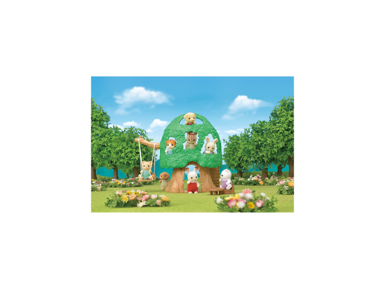 Spielzeugtierfiguren spielen in einem Baumhaus mit Schaukel in einer Gartenumgebung.