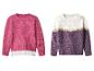 Zwei Strickpullover: einer rosa, einer mit weißen, goldenen und lila Streifen.
