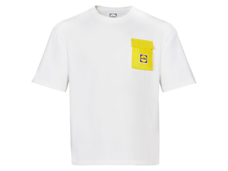 Weißes T-Shirt mit gelber Brusttasche mit Supermarkt-Logo.