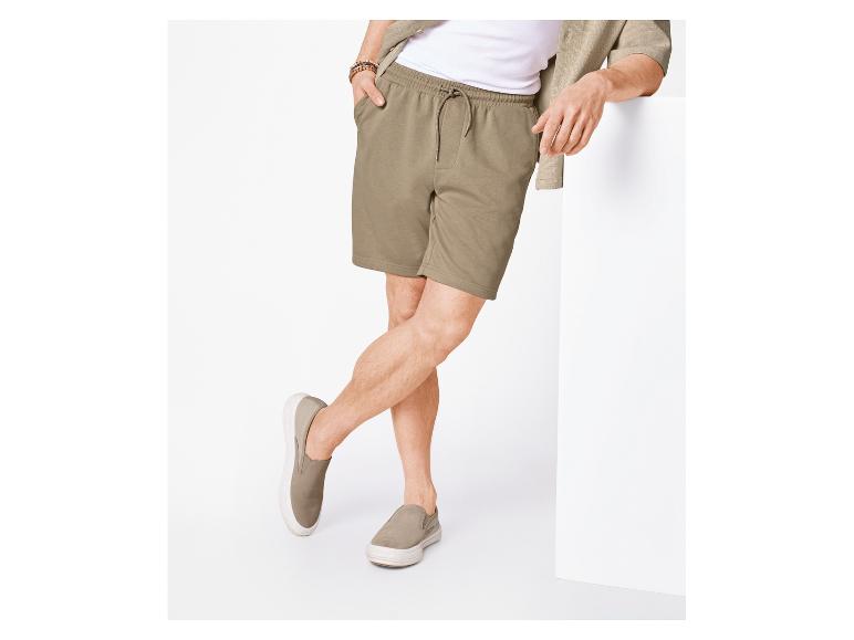 Beige Jogginghose und lässige Schuhe für Herren.