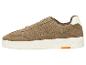 Seitenansicht eines braunen Wildleder-Sneakers mit weißer Sohle und orangefarbenem Akzent.