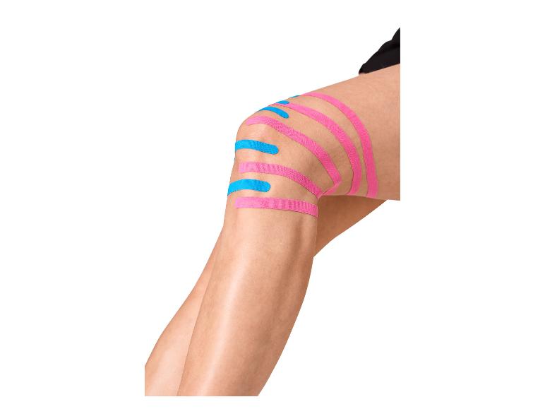 Knie mit rosa und blauem Kinesiologie-Tape