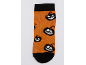 Orangefarbene Socken mit schwarzen und weißen Kürbismotiven.