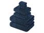 Ein Stapel blauer Handtücher.