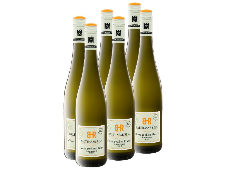 Sechs Flaschen Weißwein mit orangefarbenen Kapseln und Etiketten mit der Aufschrift „Vom großen Fluss“.