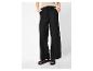 Schwarze weite Damenhose mit Kordelzug und Sandalen