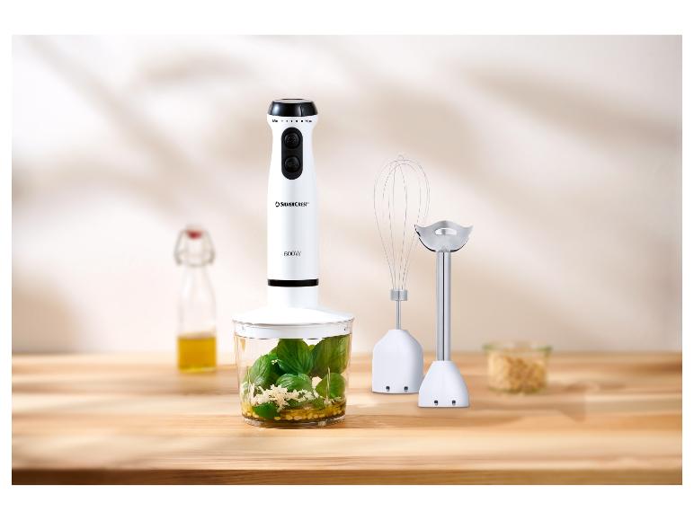 SilverCrest 600W Stabmixer mit Zubehör auf einem Holztisch.