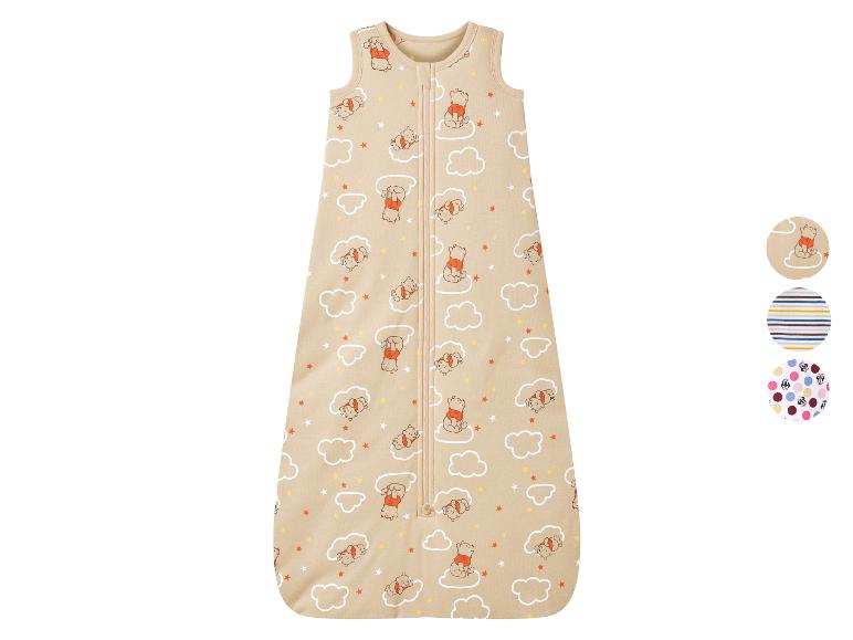 Babyschlafsack mit Wolken- und Bärenmuster, mit gestreiften und gepunkteten Optionen.