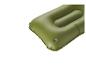 Aufblasbares olivgrünes Campingkissen mit Ventil.