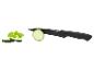 Schwarzes Küchenmesser schneidet Zucchini, mit Zucchinischeiben und Minzblättern daneben.