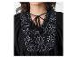 Schwarze Bluse mit Stickerei und Schnürung.