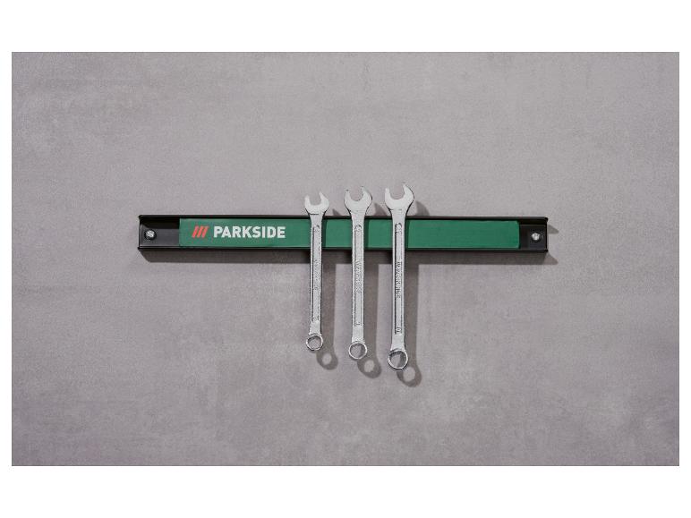 Parkside Schraubenschlüssel hängen an einer magnetischen Wandhalterung.