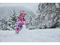 Kleinkind in buntem Schneeanzug spielt im Schnee und baut einen Schneemann.