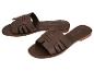 Braune flache Sandalen mit geflochtenen Details am Riemen.