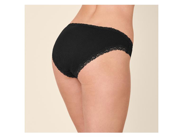 Schwarzer Damen-Slip mit Spitzenbesatz, Rückansicht.