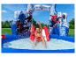 Kind spielt in aufblasbarem Wasserpark mit Superheldenfiguren.