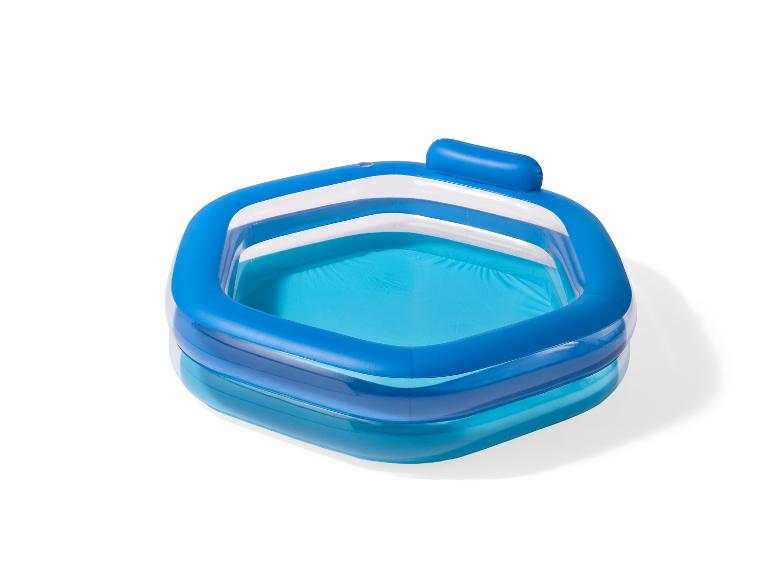 Blauer aufblasbarer Pool mit Kopfstütze, gefüllt mit Wasser, auf weißem Hintergrund.