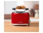 Roter Toaster mit zwei Brötchen auf dem Aufwärmrost, auf einer Küchenarbeitsplatte.