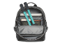 Offener schwarzer Rucksack mit einem Laptop und Fitnesszubehör.