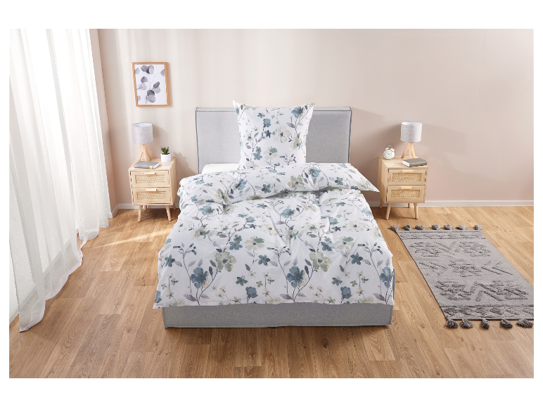 Blumiges Bettwäsche-Set in Grau und Weiß.
