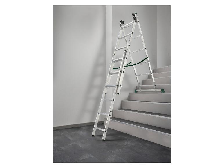 Multifunktionale Teleskopleiter aus Aluminium auf einer Innentreppe.