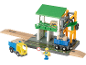 Spielzeug-Güterbahnhof mit Kran, LKW und Figur.