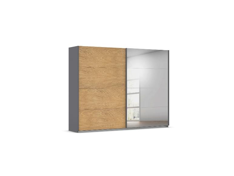 Schwebetürenschrank mit hellem Holz und Spiegel, auf weißem Hintergrund.