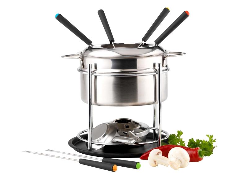 Edelstahl-Fondue-Set mit farbigen Gabeln, Pilzen, Paprika und Petersilie.