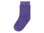 Eine lila Socke mit einem hellgrauen Rand.