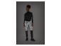 Frau in schwarzem Langarmshirt und reflektierender gemusterter Jogginghose.