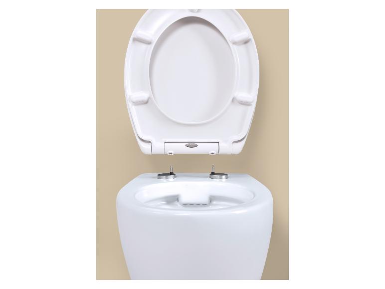 Weiße Toilette mit geöffnetem Sitz auf beigem Hintergrund