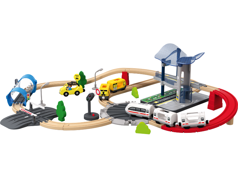Spielzeug-Eisenbahn- und Auto-Set mit Bahnhof, Holzschienen und Straße.