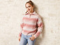 Ein Mädchen trägt einen rosa gestreiften Pullover und blaue Jeans.