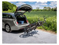 Ein Auto mit einem Fahrradträger mit zwei Fahrrädern.