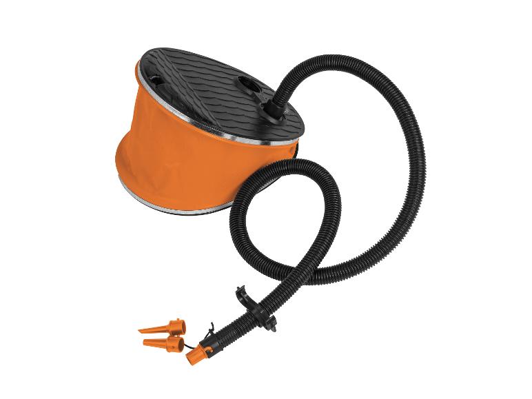 Orange Fußpumpe mit schwarzem Schlauch zum Aufpumpen.