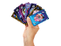 Eine Hand hält einen Fächer aus bunten Spielkarten mit Charakteren.