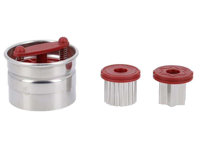 Ein Set Edelstahl-Ausstechformen mit roten Kunststoffaufsätzen, bestehend aus einer Presse und zwei Formen.