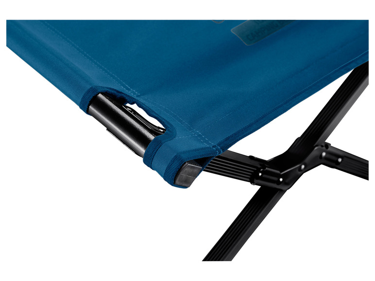 Ein blauer Campingstuhl mit schwarzem Gestell.