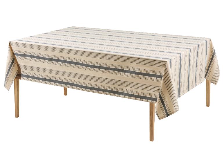 Gestreifte beige-blaue Tischdecke auf einem Holztisch.