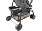 Kinderwagen mit einem Netzkorb voller Gegenstände, darunter eine Wasserflasche und Kleidung.