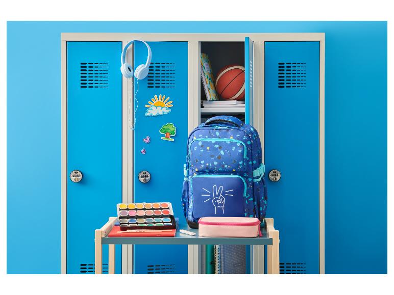 CRELANDO® Deckfarbkasten vor blauen Schulspinden mit einem Rucksack.