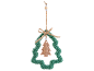 Weihnachtsdekoration in Form eines grünen Baumes mit Holzperlen und einem Filz-Weihnachtsbaum.