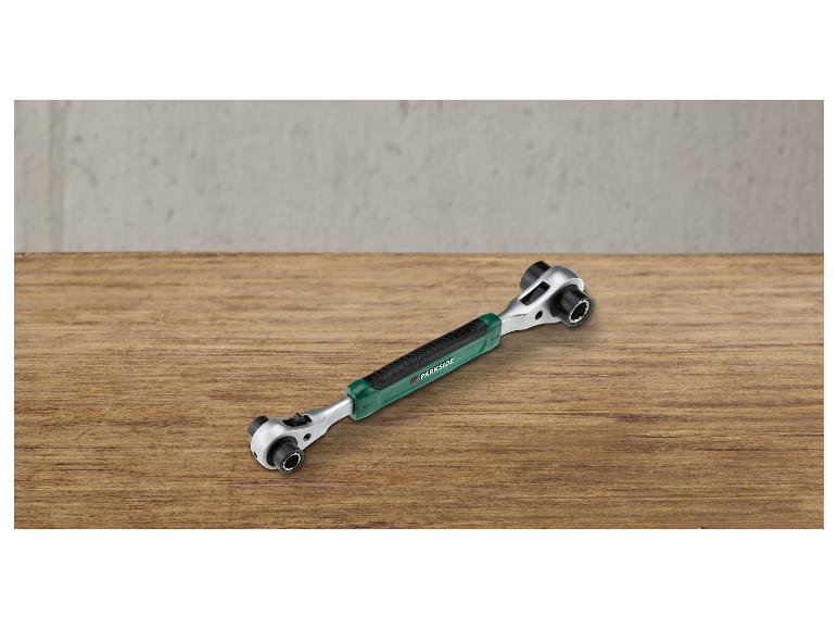 Eine Parkside Ratsche mit wechselbaren Aufsätzen auf einem Holztisch.